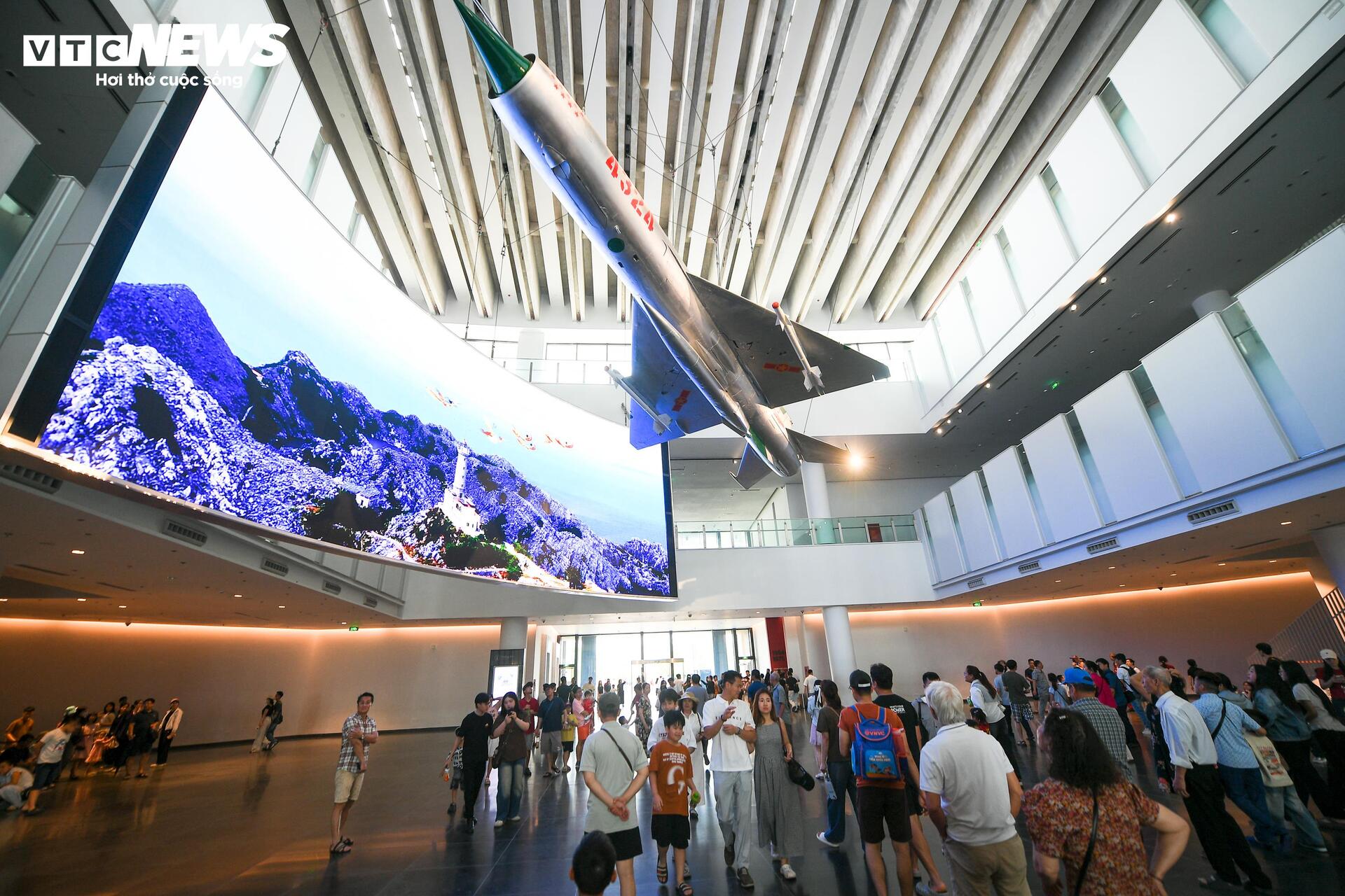 D&ograve;ng người nườm nượp đổ về Bảo t&agrave;ng Lịch sử Qu&acirc;n sự Việt Nam dịp lễ 30 / 4 - Ảnh 7.