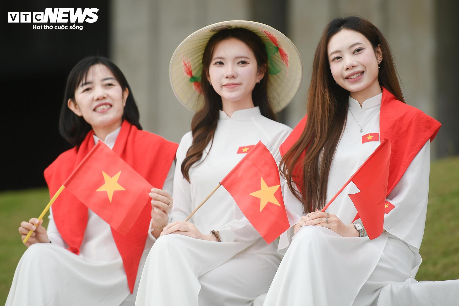 D&ograve;ng người nườm nượp đổ về Bảo t&agrave;ng Lịch sử Qu&acirc;n sự Việt Nam dịp lễ 30 / 4 - Ảnh 6.