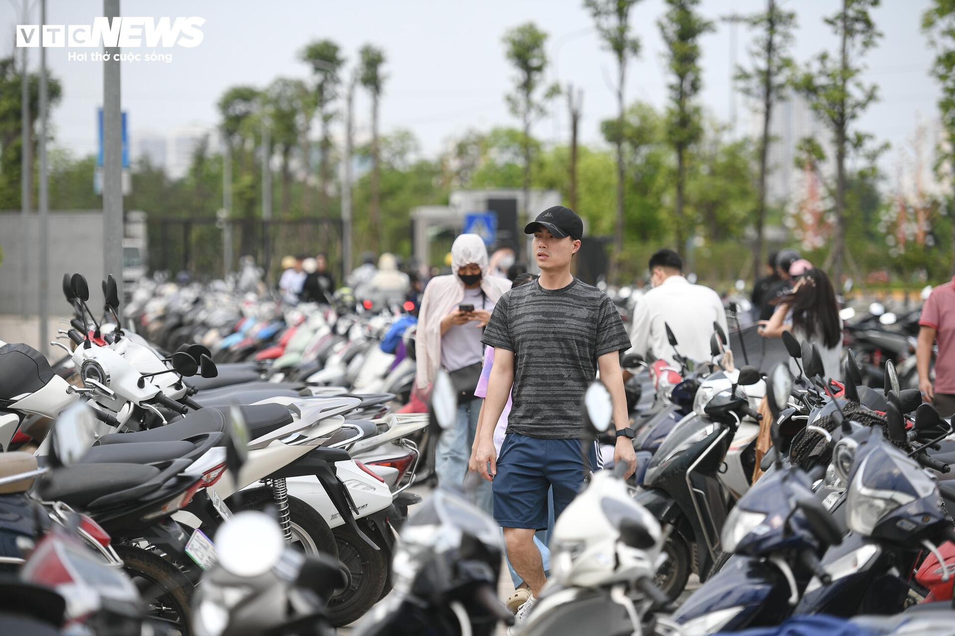 D&ograve;ng người nườm nượp đổ về Bảo t&agrave;ng Lịch sử Qu&acirc;n sự Việt Nam dịp lễ 30 / 4 - Ảnh 3.