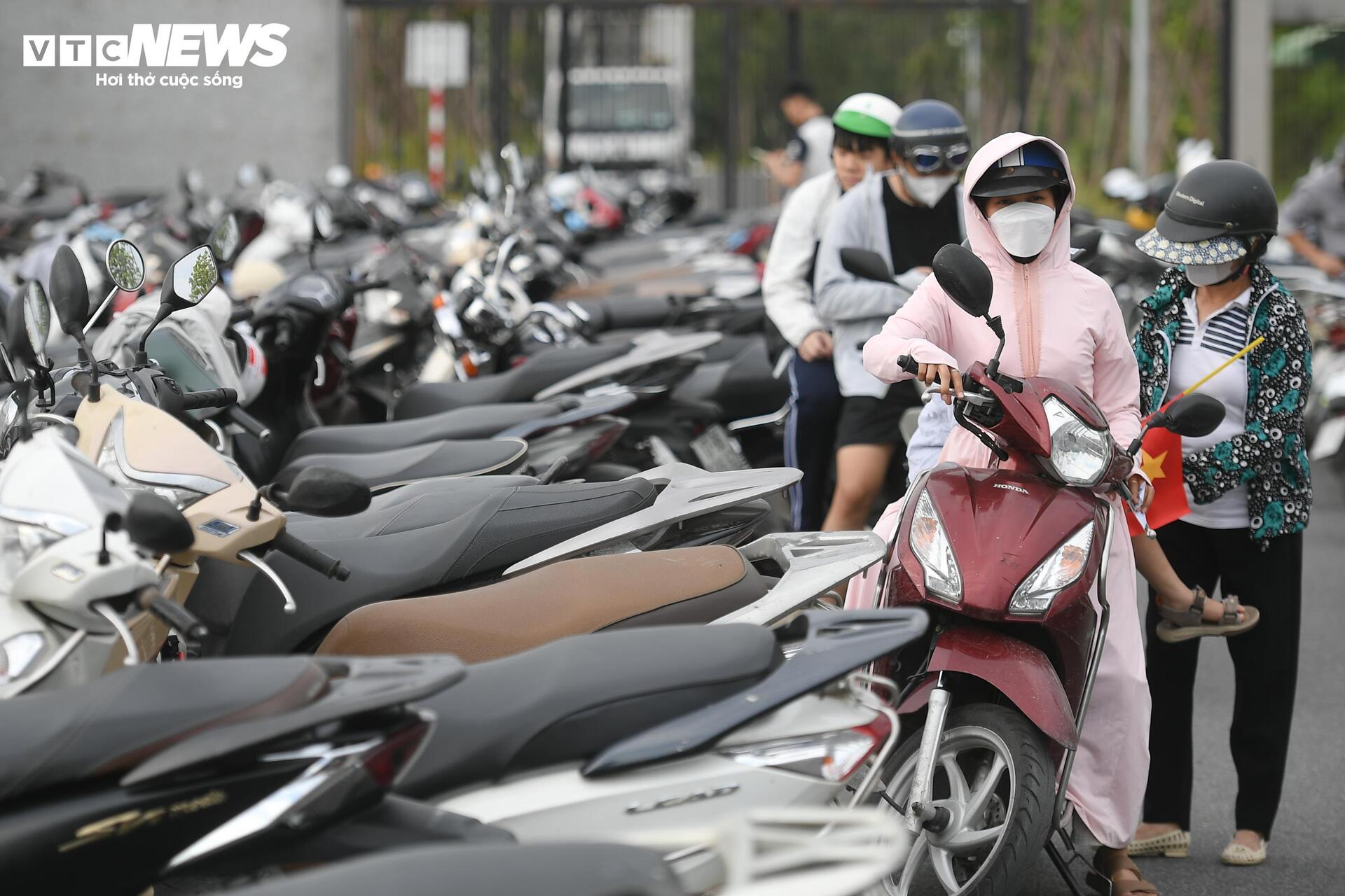 D&ograve;ng người nườm nượp đổ về Bảo t&agrave;ng Lịch sử Qu&acirc;n sự Việt Nam dịp lễ 30 / 4 - Ảnh 4.