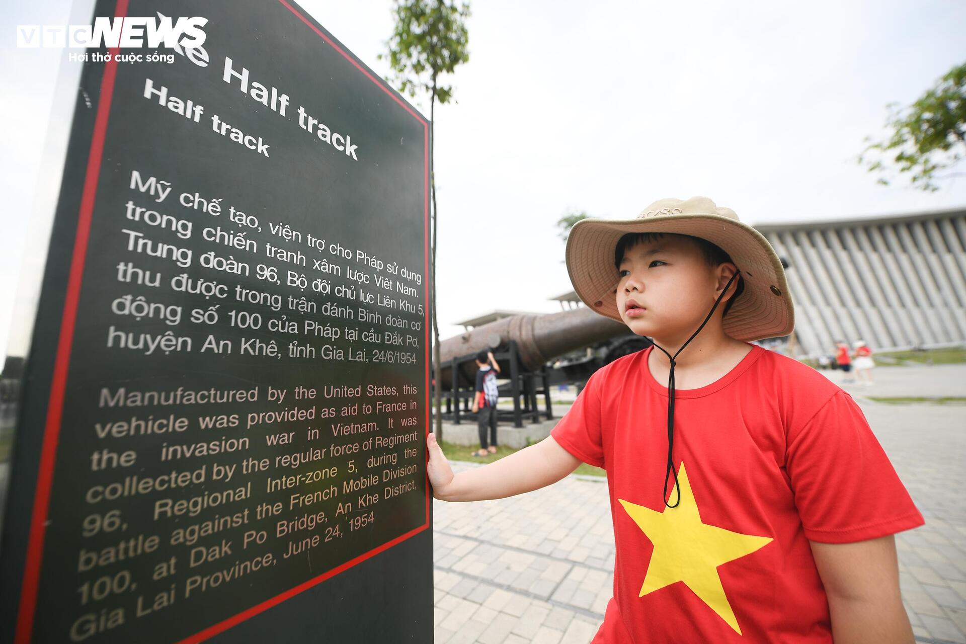 D&ograve;ng người nườm nượp đổ về Bảo t&agrave;ng Lịch sử Qu&acirc;n sự Việt Nam dịp lễ 30 / 4 - Ảnh 5.