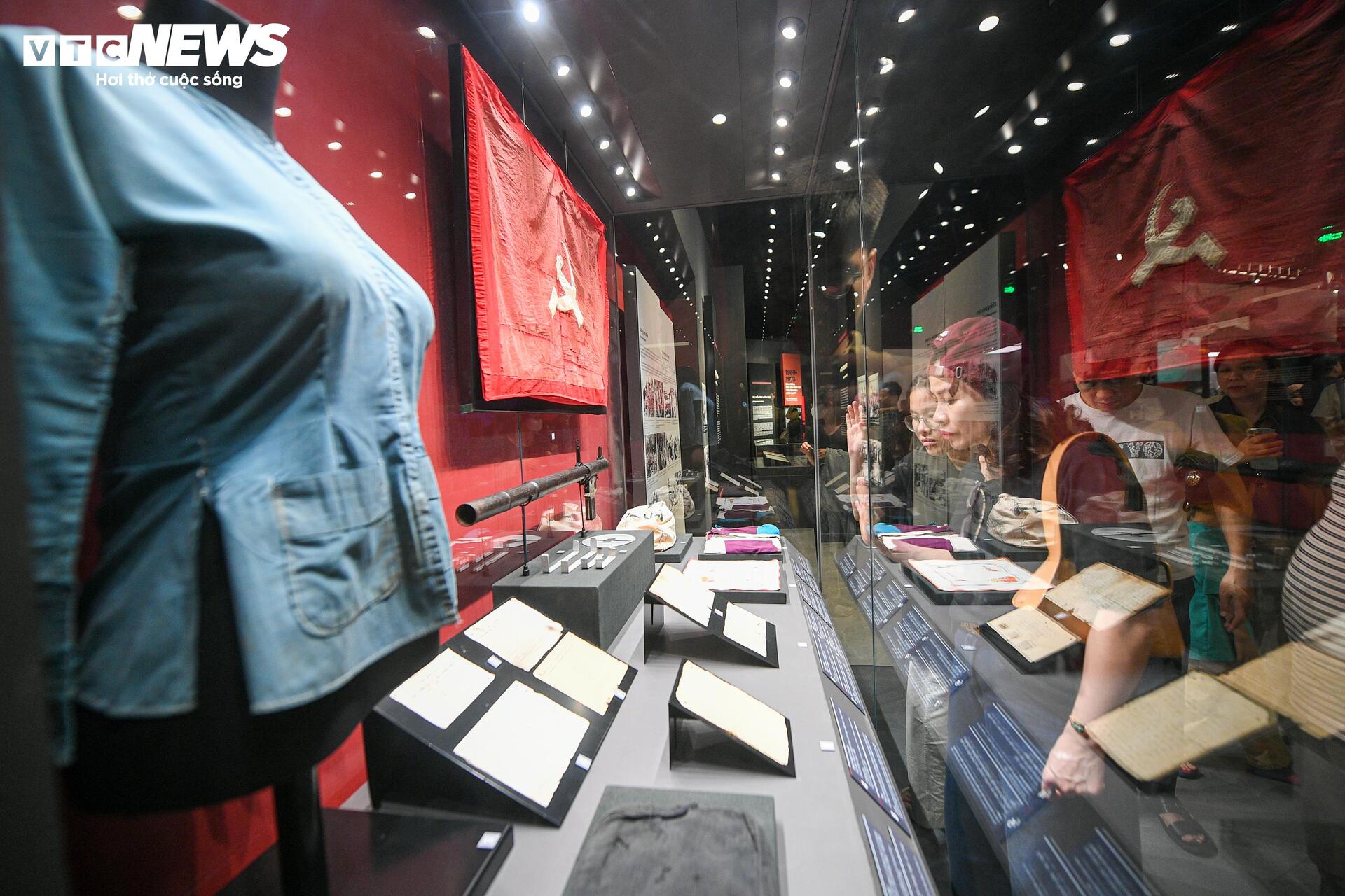 D&ograve;ng người nườm nượp đổ về Bảo t&agrave;ng Lịch sử Qu&acirc;n sự Việt Nam dịp lễ 30 / 4 - Ảnh 8.