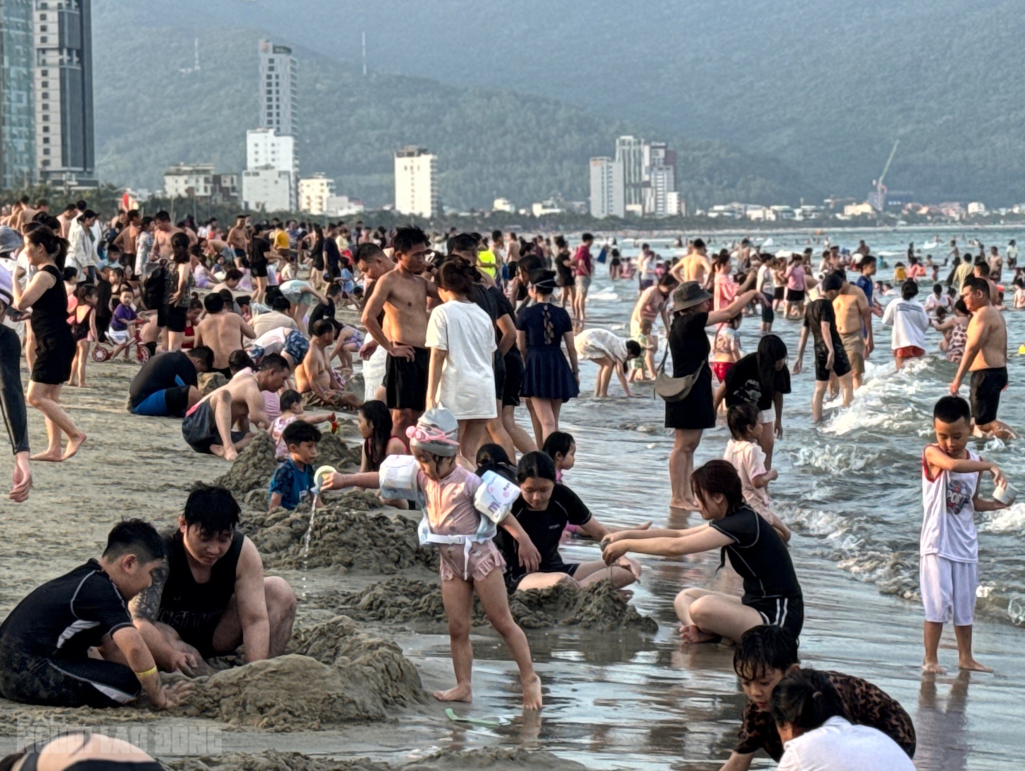 Bãi biển Đà Nẵng đông kín người trong ngày nghỉ lễ 30 - 4 2026 - Ảnh 2.