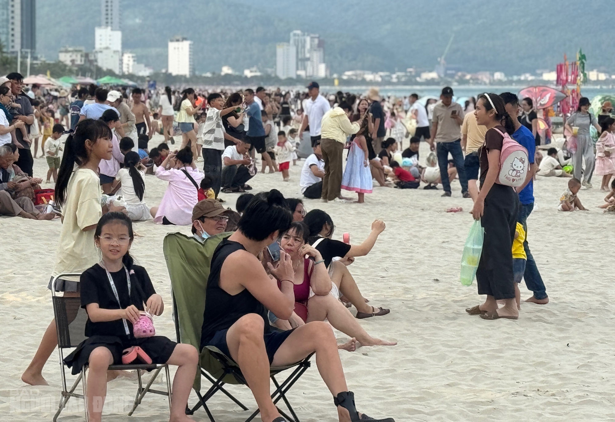 Bãi biển Đà Nẵng đông kín người trong ngày nghỉ lễ 30 - 4 2026 - Ảnh 3.