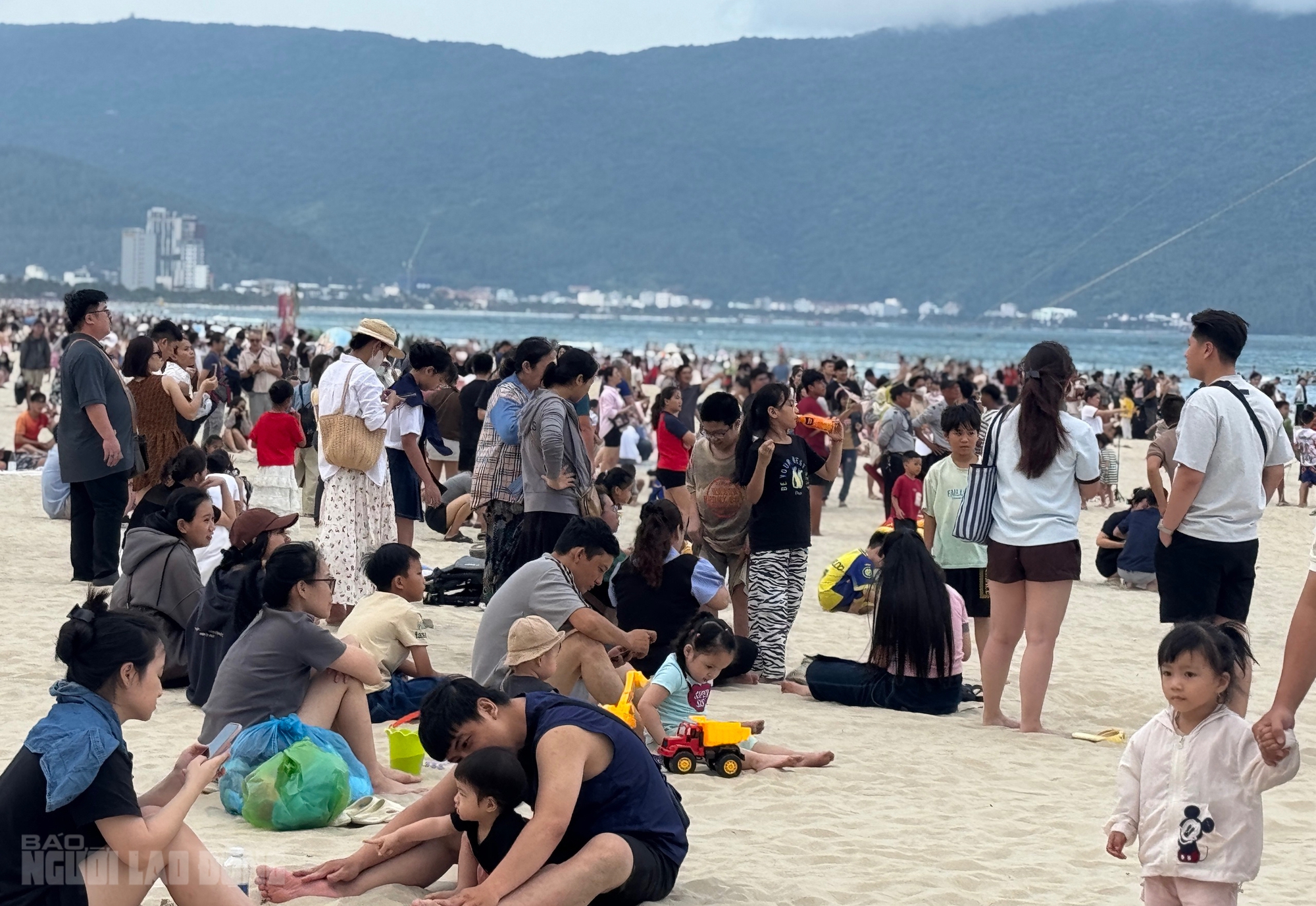 Bãi biển Đà Nẵng đông kín người trong ngày nghỉ lễ 30 - 4 2026 - Ảnh 4.
