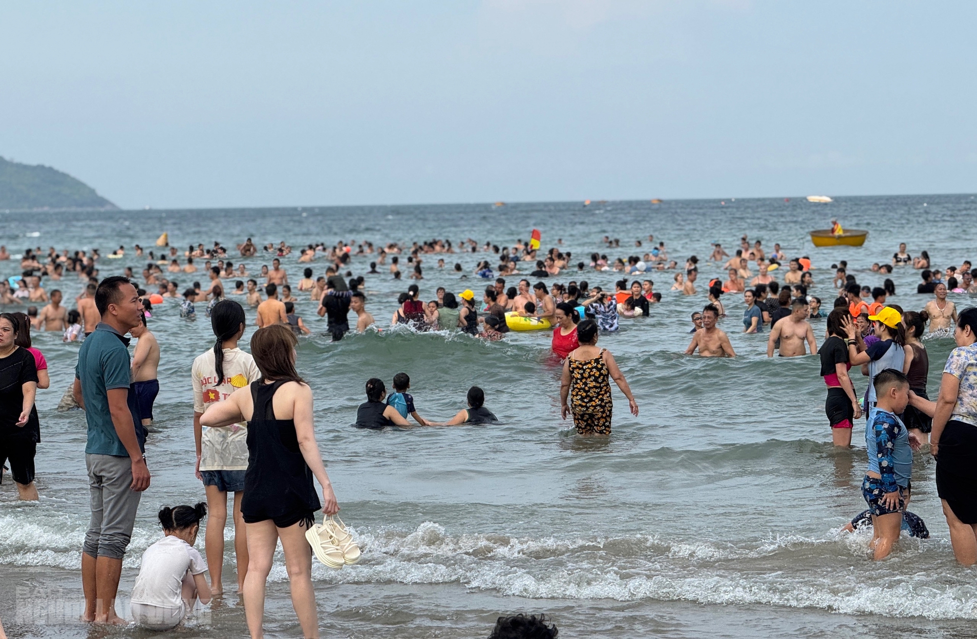 Bãi biển Đà Nẵng đông kín người trong ngày nghỉ lễ 30 - 4 2026 - Ảnh 5.