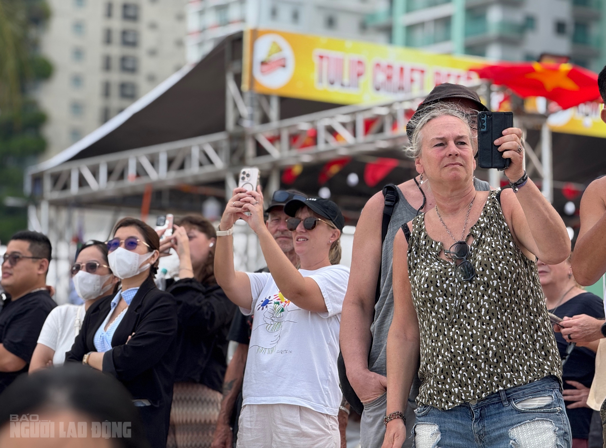 Bãi biển Đà Nẵng đông kín người trong ngày nghỉ lễ 30 - 4 2026 - Ảnh 9.