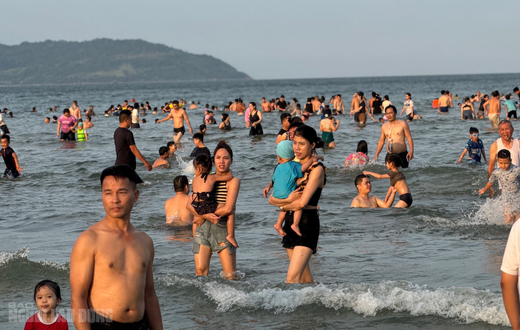 Bãi biển Đà Nẵng đông kín người trong ngày nghỉ lễ 30 - 4 2026 - Ảnh 12.