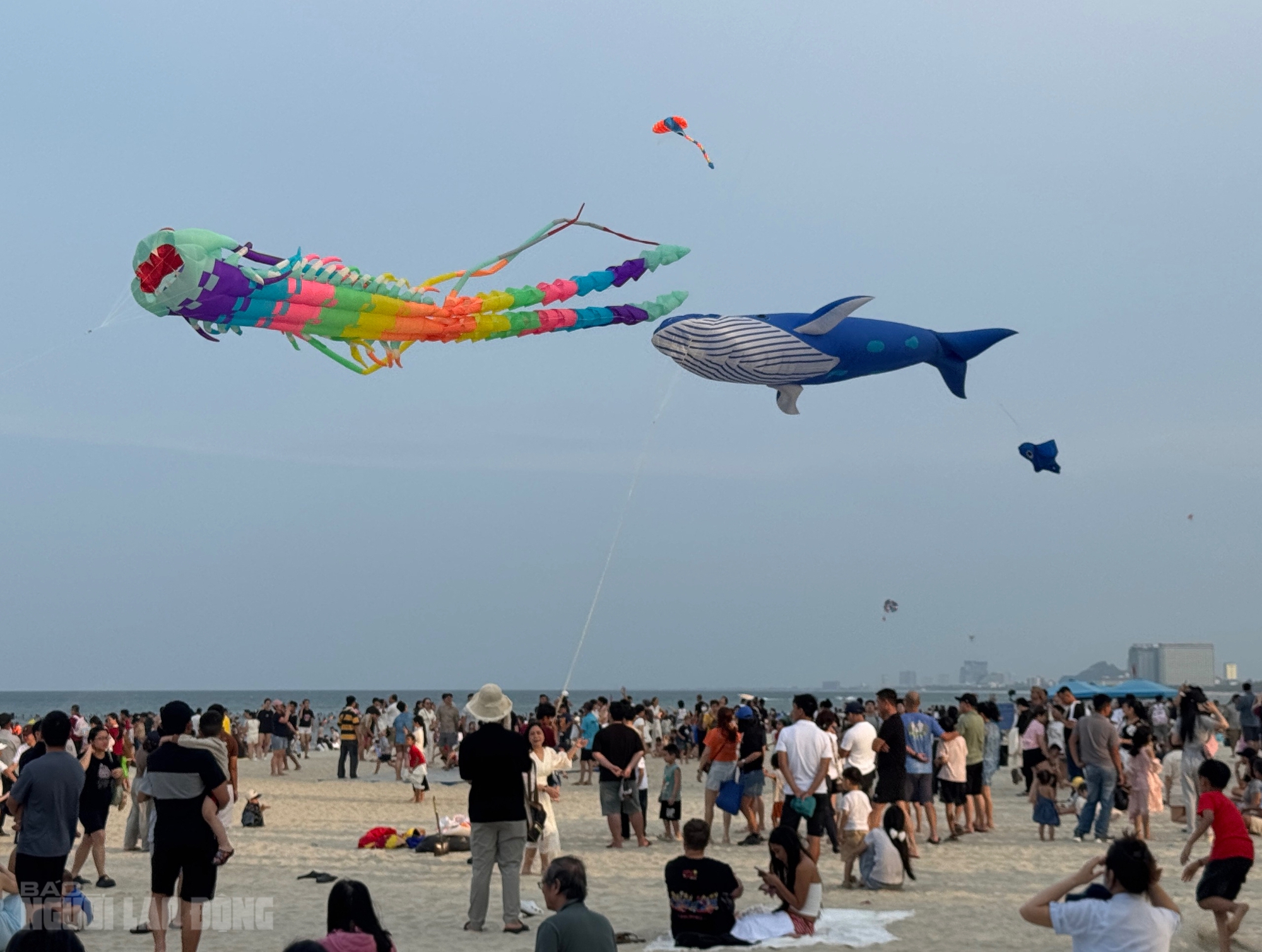 Bãi biển Đà Nẵng đông kín người trong ngày nghỉ lễ 30 - 4 2026 - Ảnh 13.