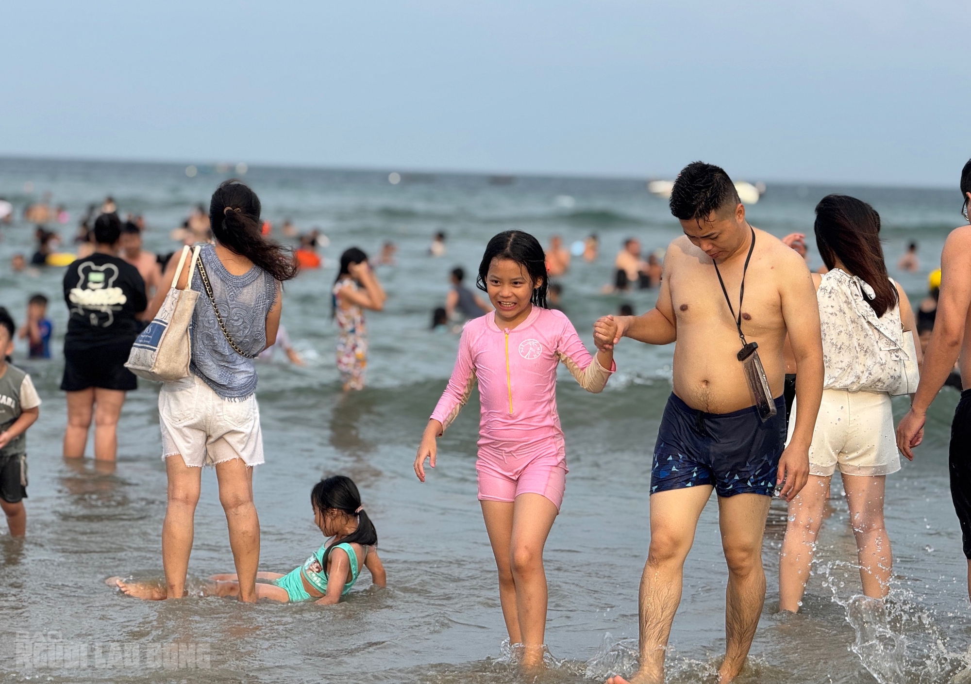 Bãi biển Đà Nẵng đông kín người trong ngày nghỉ lễ 30 - 4 2026 - Ảnh 14.