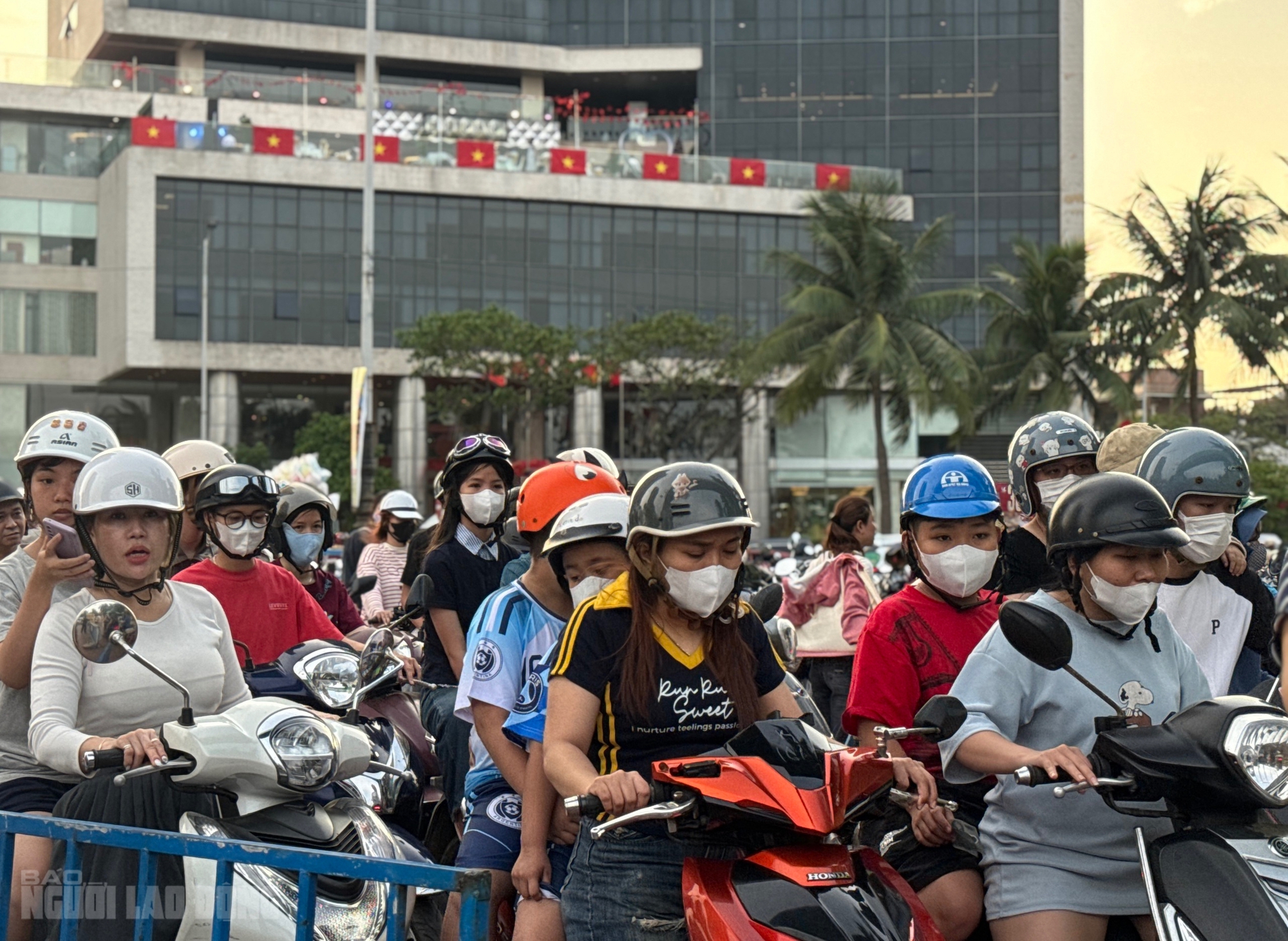 Bãi biển Đà Nẵng đông kín người trong ngày nghỉ lễ 30 - 4 2026 - Ảnh 17.