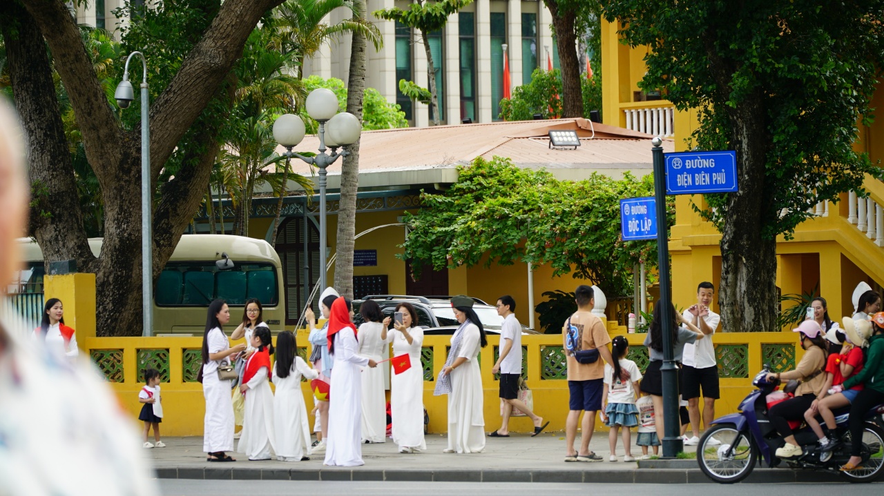 D&ograve;ng người xếp h&agrave;ng v&agrave;o Lăng B&aacute;c ng&agrave;y 30 / 4 kỷ niệm Giải ph&oacute;ng miền Nam - Ảnh 15.