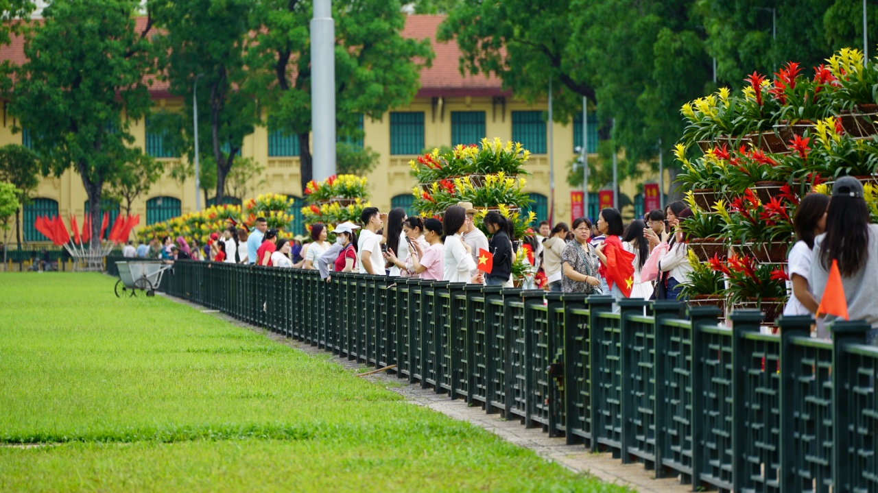 D&ograve;ng người xếp h&agrave;ng v&agrave;o Lăng B&aacute;c ng&agrave;y 30 / 4 kỷ niệm Giải ph&oacute;ng miền Nam - Ảnh 18.