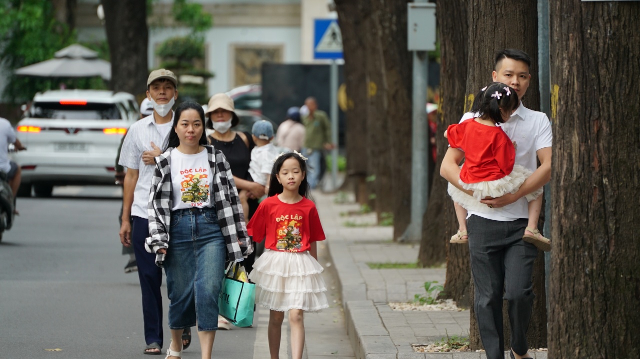 D&ograve;ng người xếp h&agrave;ng v&agrave;o Lăng B&aacute;c ng&agrave;y 30 / 4 kỷ niệm Giải ph&oacute;ng miền Nam - Ảnh 17.