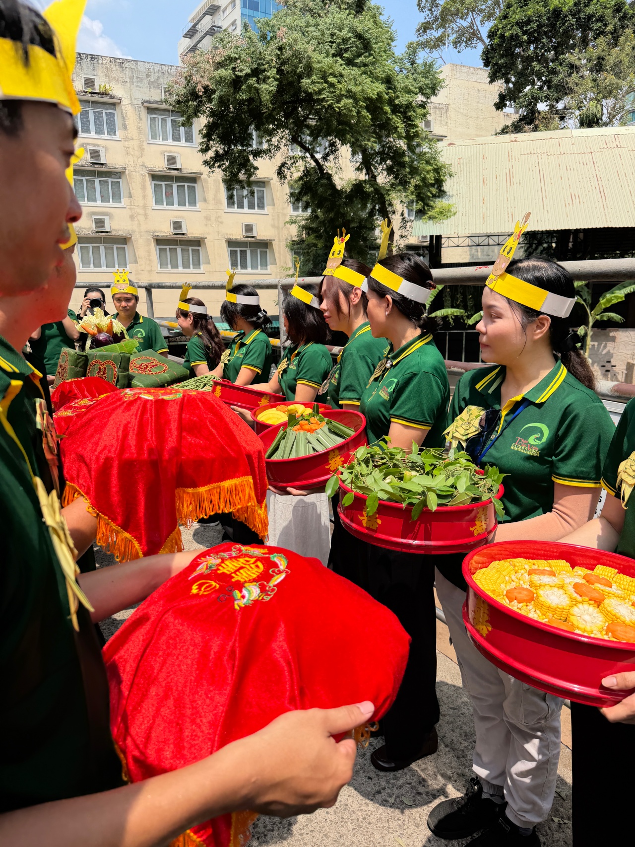 Đ&aacute;m cưới hươu cao cổ tại Thảo Cầm Vi&ecirc;n S&agrave;i G&ograve;n tạo n&ecirc;n sự kiện ấn tượng 30 / 4 - Ảnh 2.