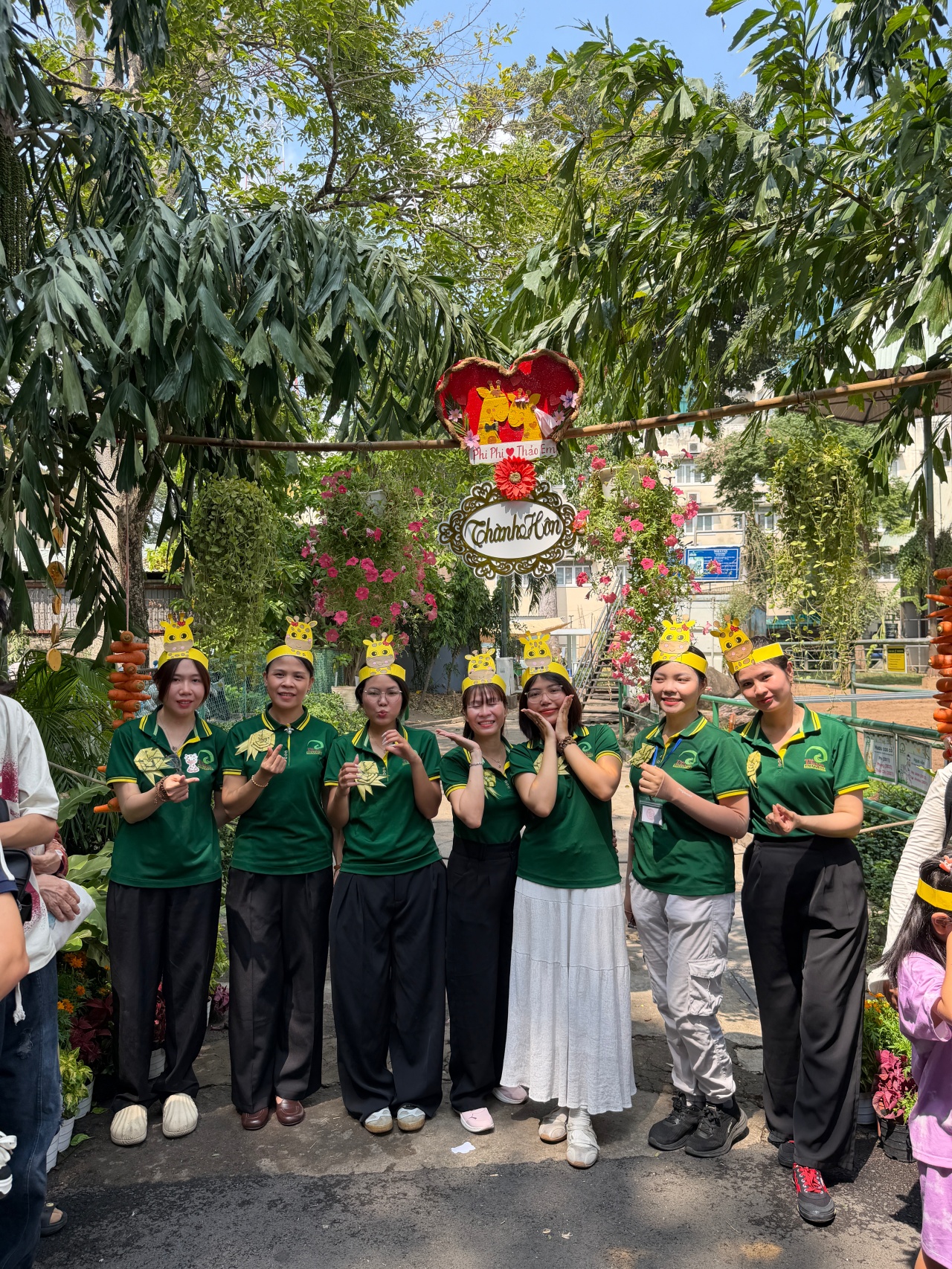 Đ&aacute;m cưới hươu cao cổ tại Thảo Cầm Vi&ecirc;n S&agrave;i G&ograve;n tạo n&ecirc;n sự kiện ấn tượng 30 / 4 - Ảnh 6.