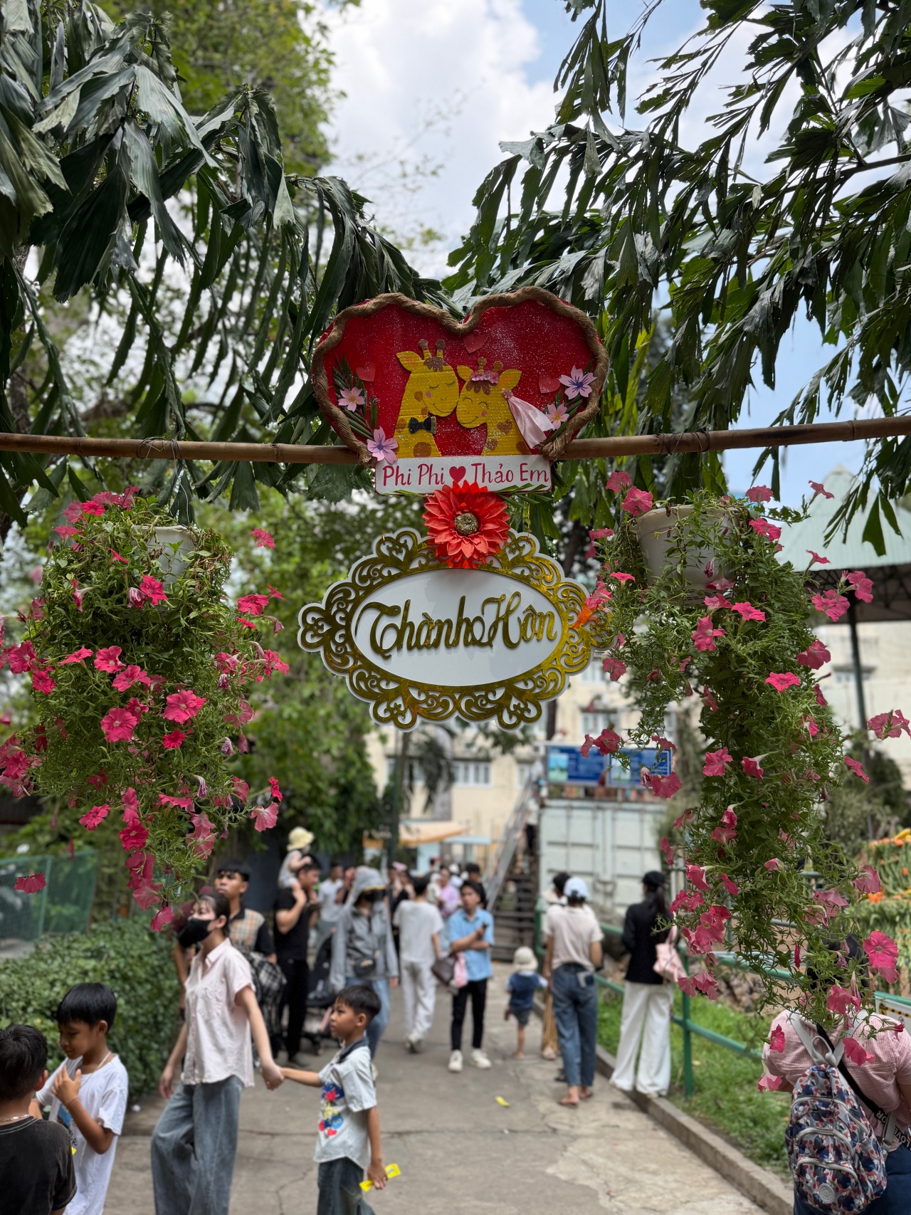 Đ&aacute;m cưới hươu cao cổ tại Thảo Cầm Vi&ecirc;n S&agrave;i G&ograve;n tạo n&ecirc;n sự kiện ấn tượng 30 / 4 - Ảnh 8.