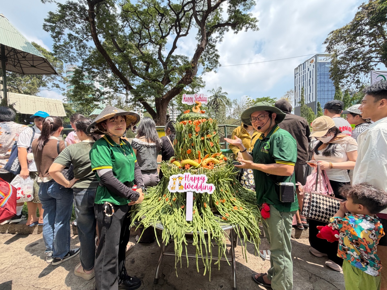 Đ&aacute;m cưới hươu cao cổ tại Thảo Cầm Vi&ecirc;n S&agrave;i G&ograve;n tạo n&ecirc;n sự kiện ấn tượng 30 / 4 - Ảnh 3.