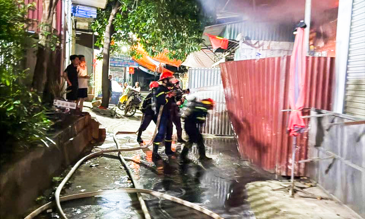 Ph&aacute;t hiện thi thể trong nh&agrave; vệ sinh sau vụ ch&aacute;y ở Sơn La năm 2026 - Ảnh 1.