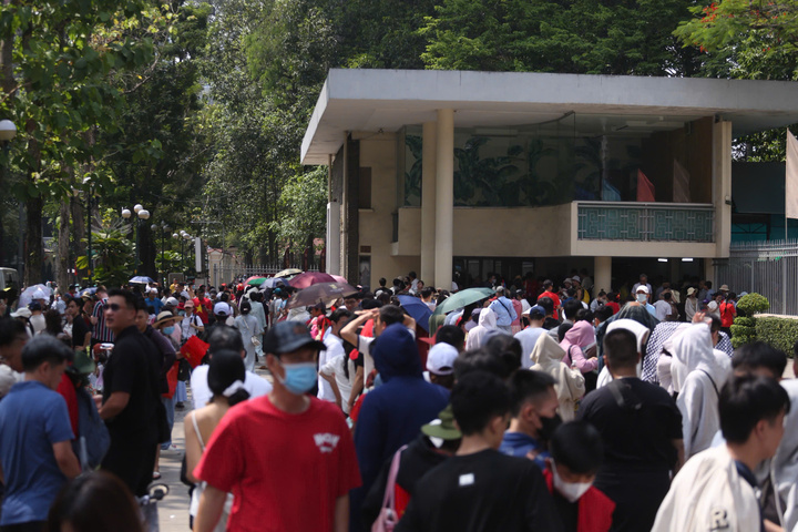 Cụ b&agrave; 80 tuổi x&uacute;c động thực hiện t&acirc;m nguyện cuối đời tại Dinh Độc Lập ng&agrave;y 30 / 4 - Ảnh 17.