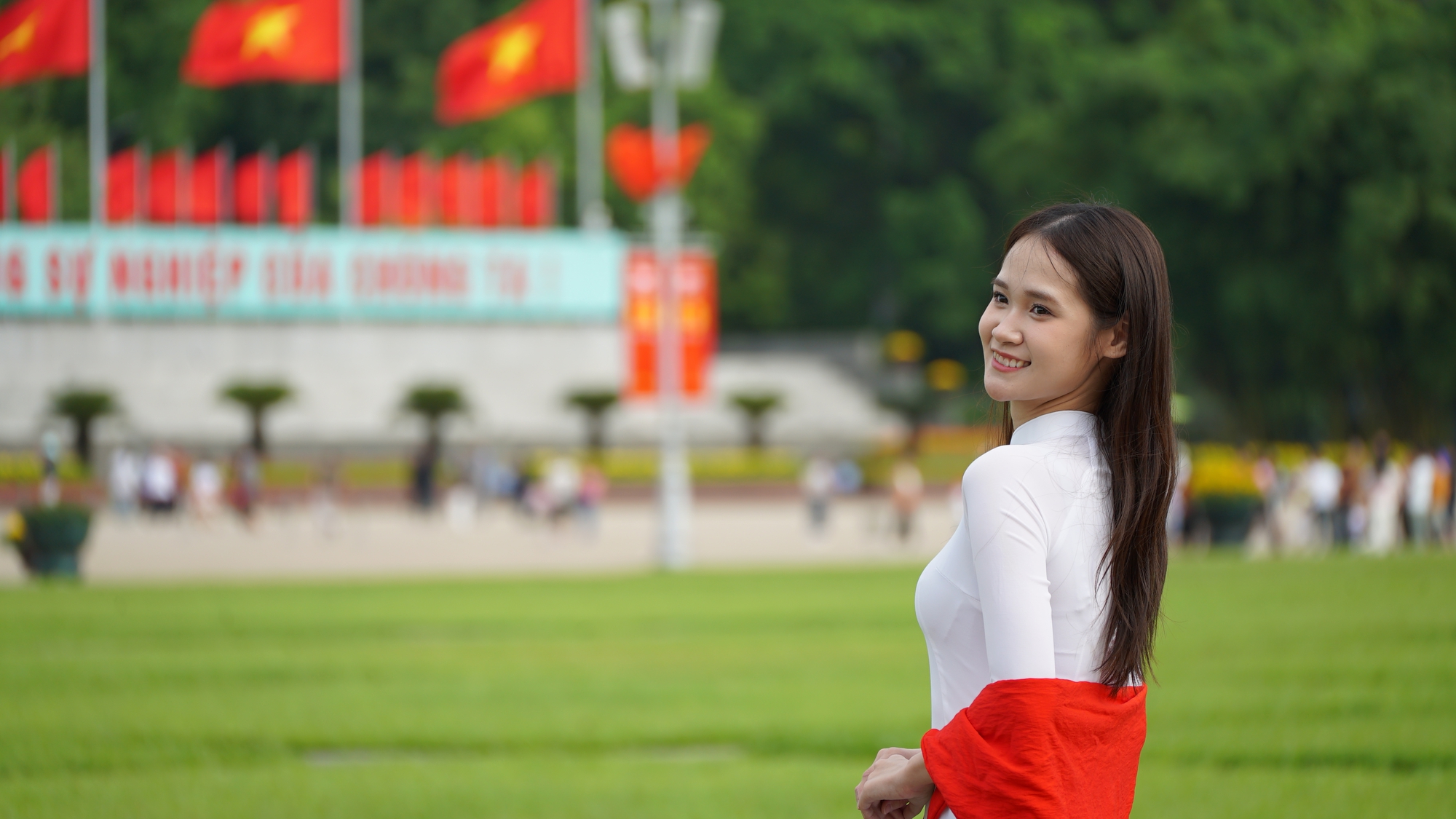 D&ograve;ng người xếp h&agrave;ng v&agrave;o Lăng B&aacute;c ng&agrave;y 30 / 4 kỷ niệm Giải ph&oacute;ng miền Nam - Ảnh 11.