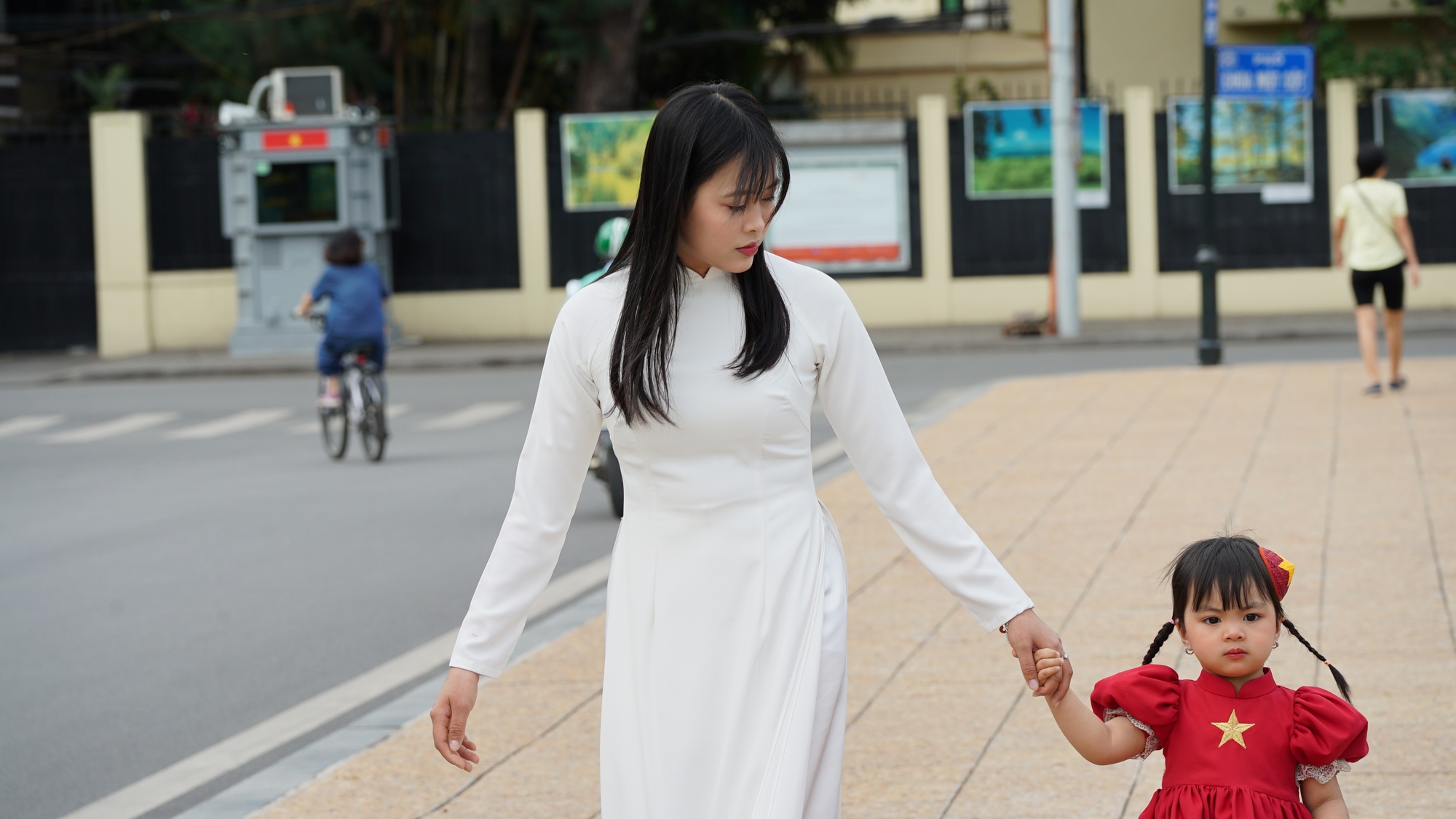 D&ograve;ng người xếp h&agrave;ng v&agrave;o Lăng B&aacute;c ng&agrave;y 30 / 4 kỷ niệm Giải ph&oacute;ng miền Nam - Ảnh 14.