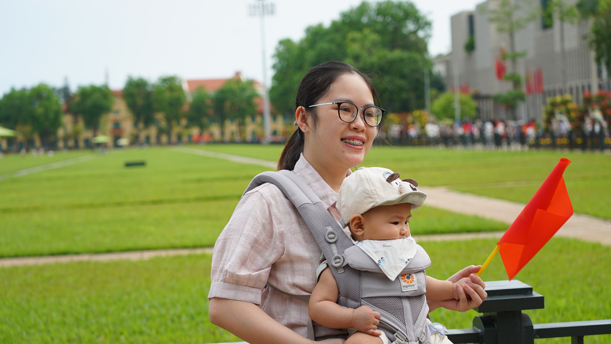 D&ograve;ng người xếp h&agrave;ng v&agrave;o Lăng B&aacute;c ng&agrave;y 30 / 4 kỷ niệm Giải ph&oacute;ng miền Nam - Ảnh 10.