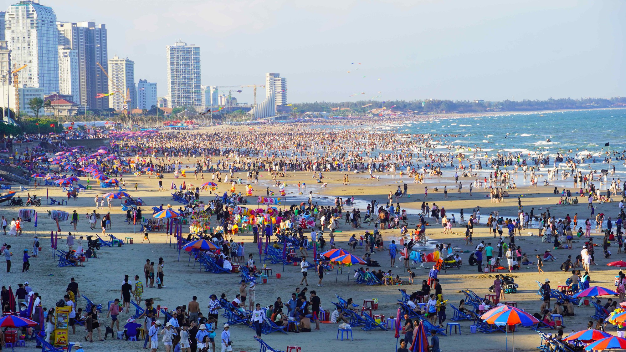 Cứu hộ B&atilde;i Sau kịp thời cứu sống nữ du kh&aacute;ch trong trạng th&aacute;i tinh thần kh&ocirc;ng ổn định - Ảnh 1.