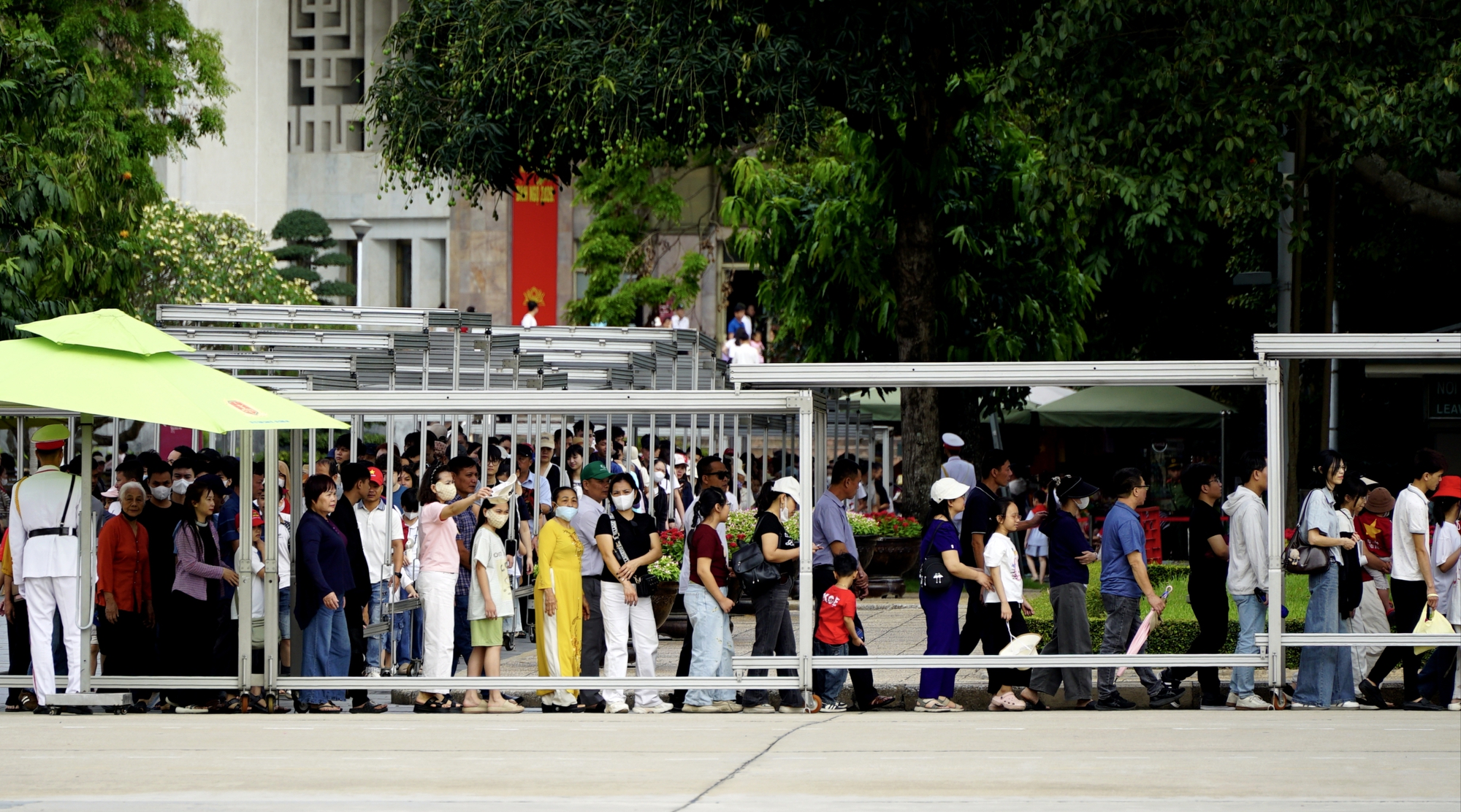 D&ograve;ng người xếp h&agrave;ng v&agrave;o Lăng B&aacute;c ng&agrave;y 30 / 4 kỷ niệm Giải ph&oacute;ng miền Nam - Ảnh 6.