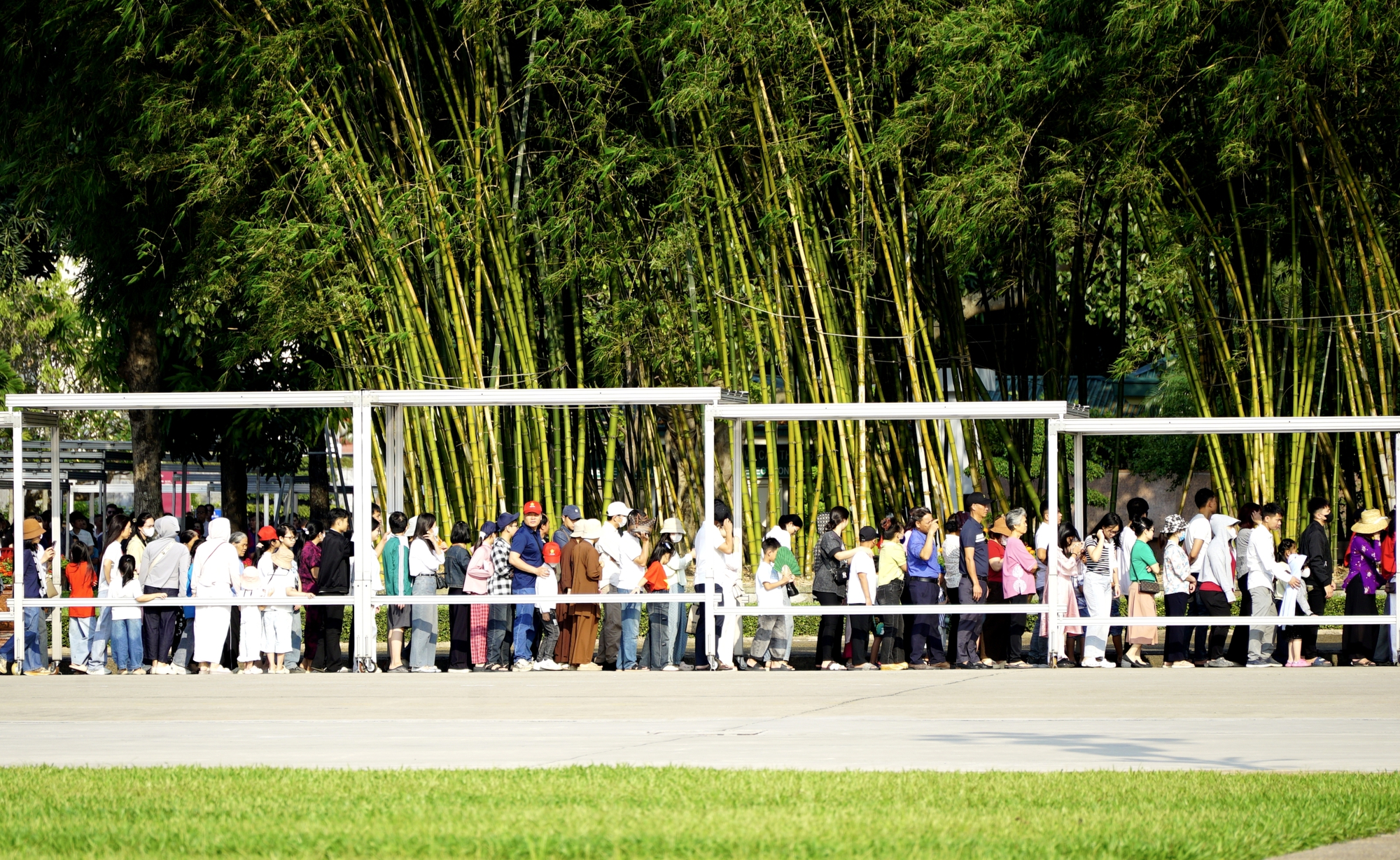 D&ograve;ng người xếp h&agrave;ng v&agrave;o Lăng B&aacute;c ng&agrave;y 30 / 4 kỷ niệm Giải ph&oacute;ng miền Nam - Ảnh 5.