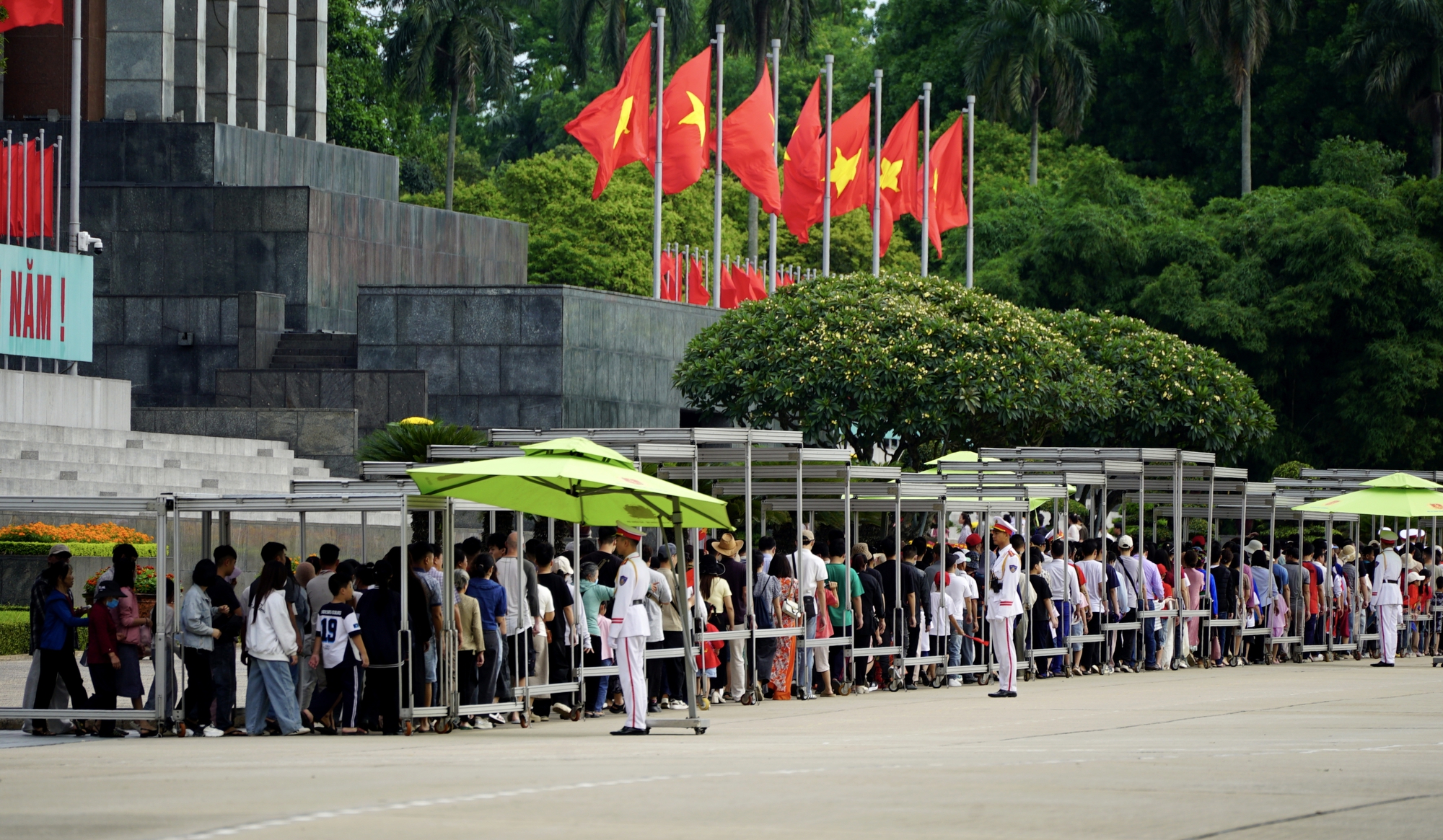 D&ograve;ng người xếp h&agrave;ng v&agrave;o Lăng B&aacute;c ng&agrave;y 30 / 4 kỷ niệm Giải ph&oacute;ng miền Nam - Ảnh 4.