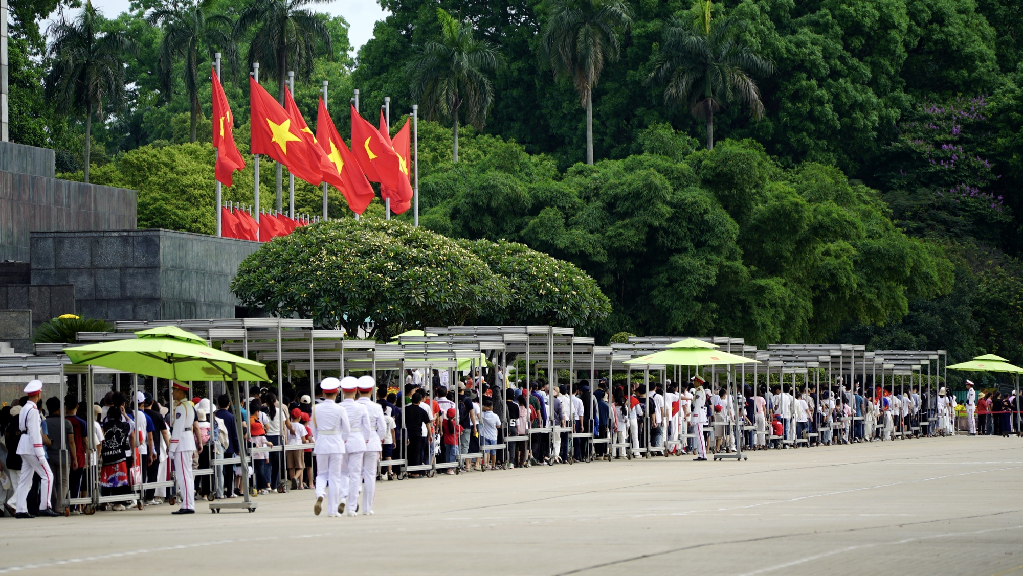D&ograve;ng người xếp h&agrave;ng v&agrave;o Lăng B&aacute;c ng&agrave;y 30 / 4 kỷ niệm Giải ph&oacute;ng miền Nam - Ảnh 3.