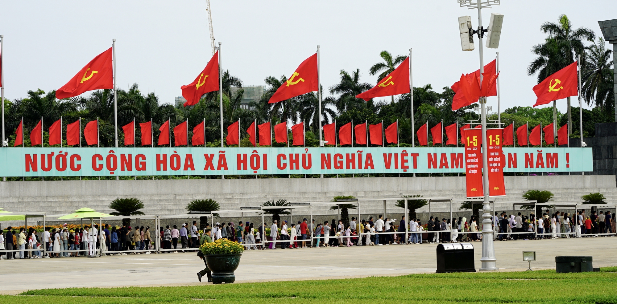 D&ograve;ng người xếp h&agrave;ng v&agrave;o Lăng B&aacute;c ng&agrave;y 30 / 4 kỷ niệm Giải ph&oacute;ng miền Nam - Ảnh 2.