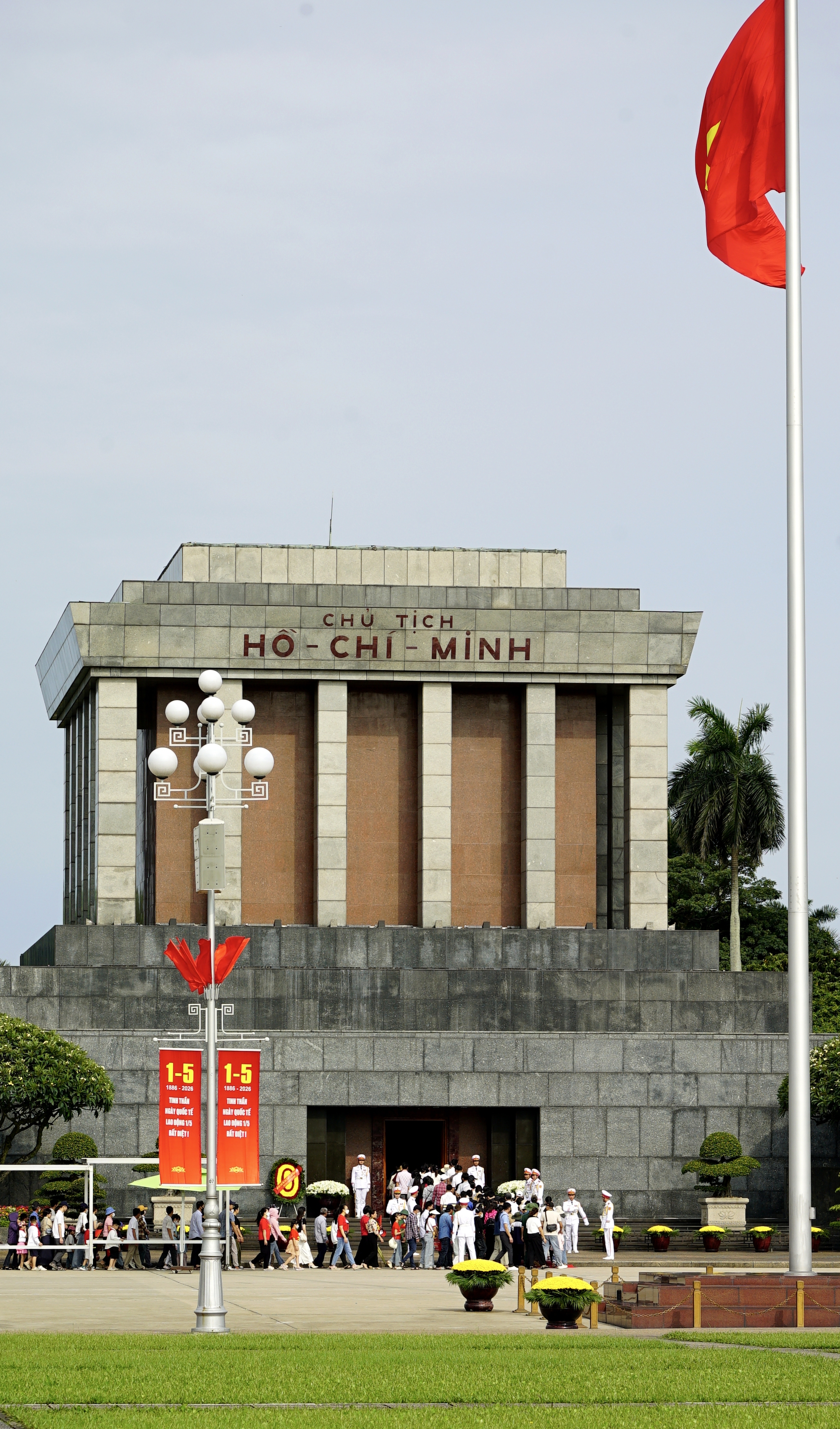 D&ograve;ng người xếp h&agrave;ng v&agrave;o Lăng B&aacute;c ng&agrave;y 30 / 4 kỷ niệm Giải ph&oacute;ng miền Nam - Ảnh 1.