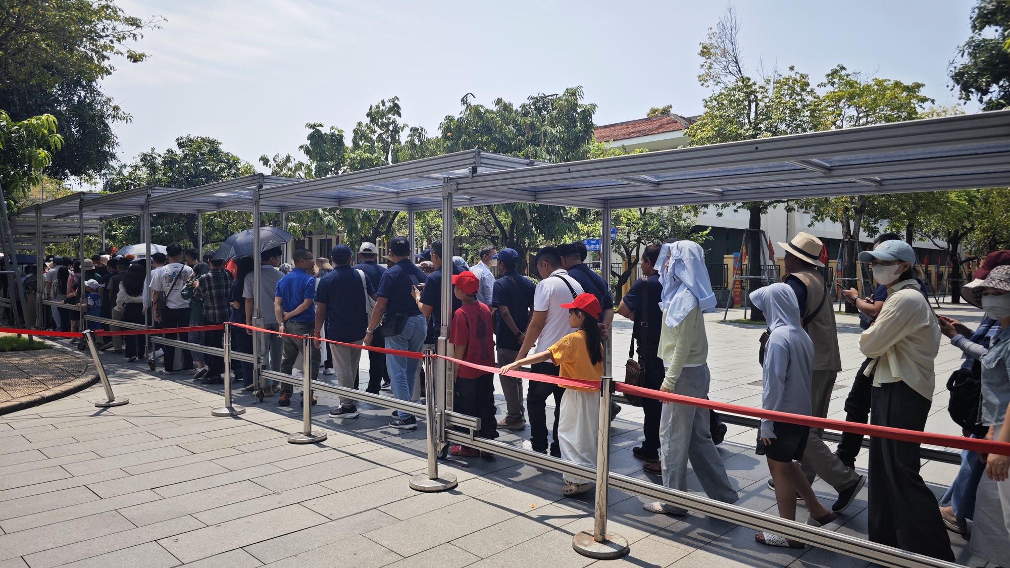 D&ograve;ng người xếp h&agrave;ng v&agrave;o Lăng B&aacute;c ng&agrave;y 30 / 4 kỷ niệm Giải ph&oacute;ng miền Nam - Ảnh 8.