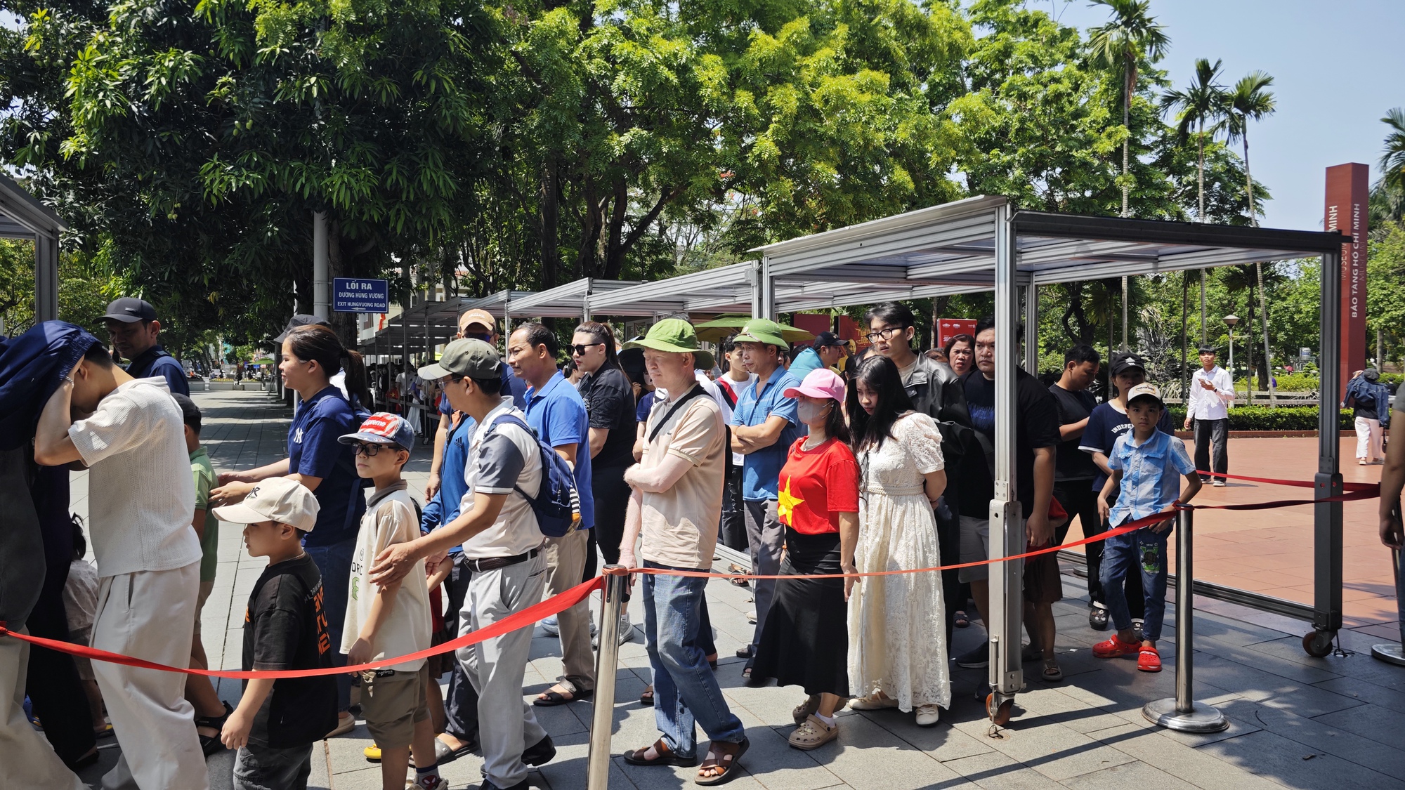 D&ograve;ng người xếp h&agrave;ng v&agrave;o Lăng B&aacute;c ng&agrave;y 30 / 4 kỷ niệm Giải ph&oacute;ng miền Nam - Ảnh 7.