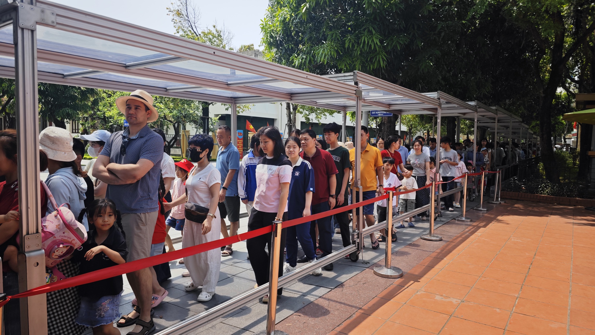 D&ograve;ng người xếp h&agrave;ng v&agrave;o Lăng B&aacute;c ng&agrave;y 30 / 4 kỷ niệm Giải ph&oacute;ng miền Nam - Ảnh 9.