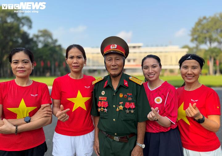 Cụ b&agrave; 80 tuổi x&uacute;c động thực hiện t&acirc;m nguyện cuối đời tại Dinh Độc Lập ng&agrave;y 30 / 4 - Ảnh 9.