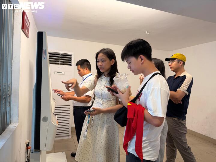 Cụ b&agrave; 80 tuổi x&uacute;c động thực hiện t&acirc;m nguyện cuối đời tại Dinh Độc Lập ng&agrave;y 30 / 4 - Ảnh 19.