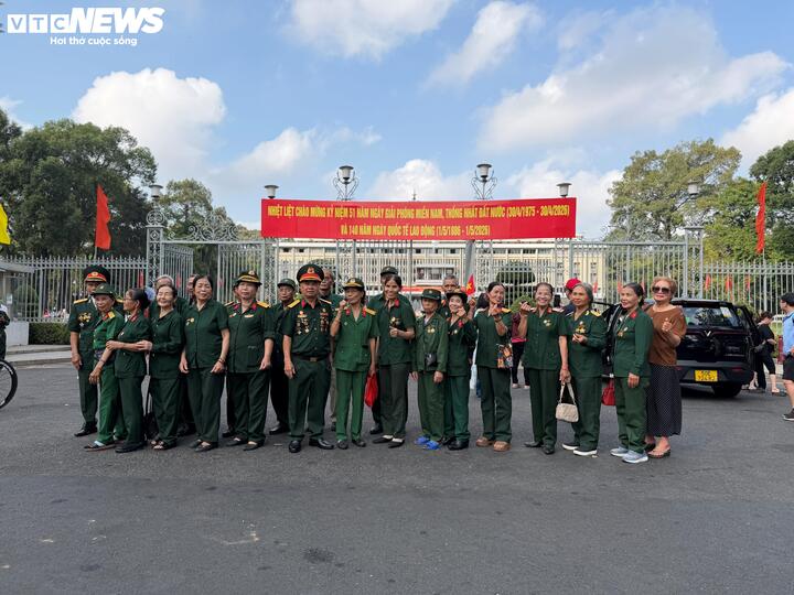 Cụ b&agrave; 80 tuổi x&uacute;c động thực hiện t&acirc;m nguyện cuối đời tại Dinh Độc Lập ng&agrave;y 30 / 4 - Ảnh 5.