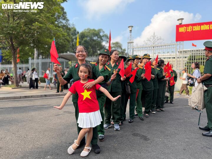 Cụ b&agrave; 80 tuổi x&uacute;c động thực hiện t&acirc;m nguyện cuối đời tại Dinh Độc Lập ng&agrave;y 30 / 4 - Ảnh 6.