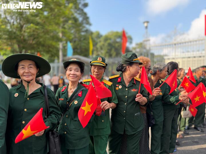 Cụ b&agrave; 80 tuổi x&uacute;c động thực hiện t&acirc;m nguyện cuối đời tại Dinh Độc Lập ng&agrave;y 30 / 4 - Ảnh 4.