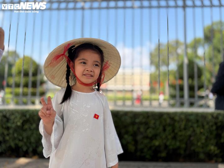 Cụ b&agrave; 80 tuổi x&uacute;c động thực hiện t&acirc;m nguyện cuối đời tại Dinh Độc Lập ng&agrave;y 30 / 4 - Ảnh 22.