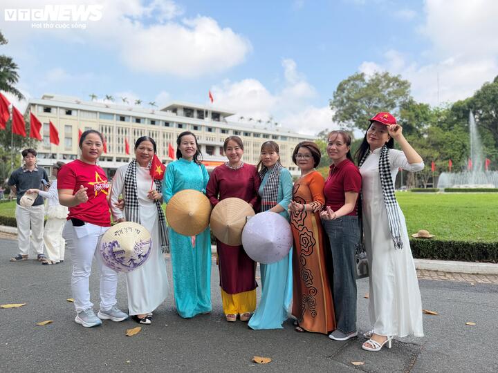 Cụ b&agrave; 80 tuổi x&uacute;c động thực hiện t&acirc;m nguyện cuối đời tại Dinh Độc Lập ng&agrave;y 30 / 4 - Ảnh 21.