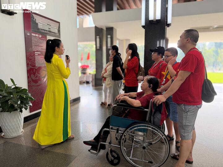 Cụ b&agrave; 80 tuổi x&uacute;c động thực hiện t&acirc;m nguyện cuối đời tại Dinh Độc Lập ng&agrave;y 30 / 4 - Ảnh 3.