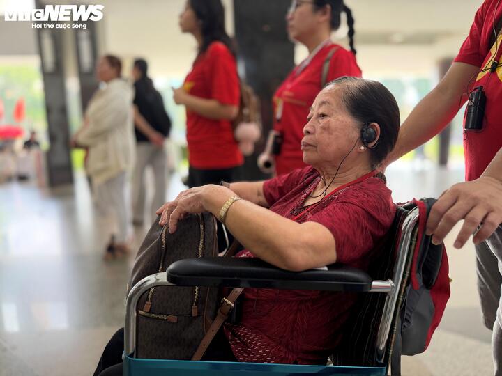 Cụ b&agrave; 80 tuổi x&uacute;c động thực hiện t&acirc;m nguyện cuối đời tại Dinh Độc Lập ng&agrave;y 30 / 4 - Ảnh 1.