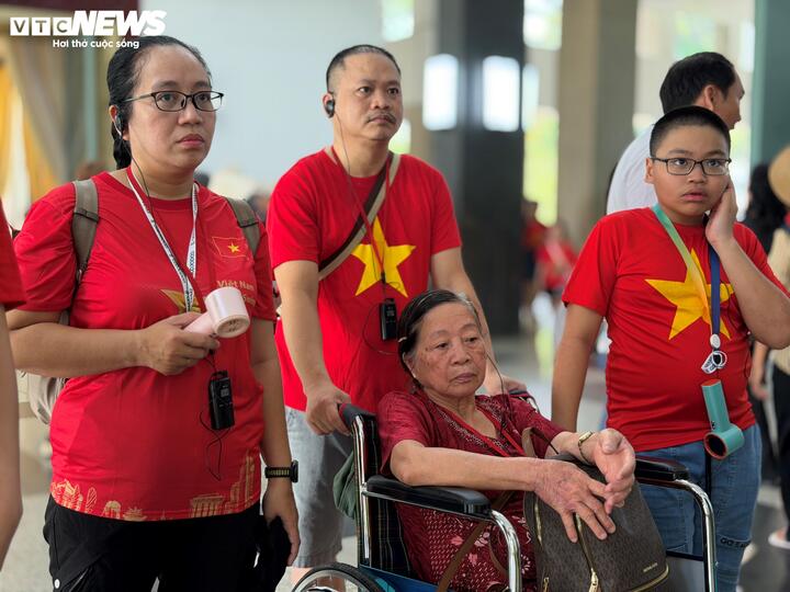 Cụ b&agrave; 80 tuổi x&uacute;c động thực hiện t&acirc;m nguyện cuối đời tại Dinh Độc Lập ng&agrave;y 30 / 4 - Ảnh 2.