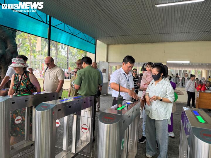 Cụ b&agrave; 80 tuổi x&uacute;c động thực hiện t&acirc;m nguyện cuối đời tại Dinh Độc Lập ng&agrave;y 30 / 4 - Ảnh 20.