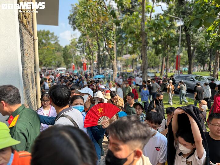 Cụ b&agrave; 80 tuổi x&uacute;c động thực hiện t&acirc;m nguyện cuối đời tại Dinh Độc Lập ng&agrave;y 30 / 4 - Ảnh 11.