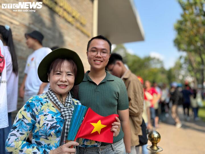 Cụ b&agrave; 80 tuổi x&uacute;c động thực hiện t&acirc;m nguyện cuối đời tại Dinh Độc Lập ng&agrave;y 30 / 4 - Ảnh 13.